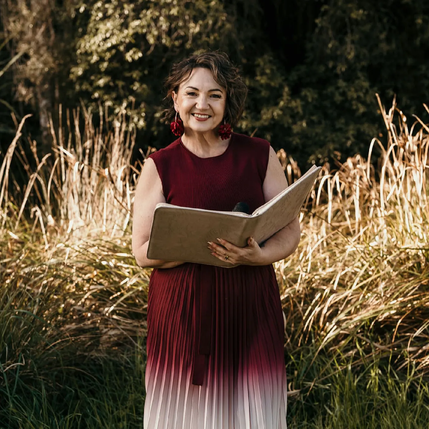 Lea-Anne, Christchurch celebrant, ready to lead a personal wedding ceremony outdoors